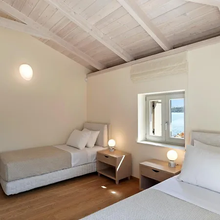 Kormoranos-hydrobates Waterfront Villa