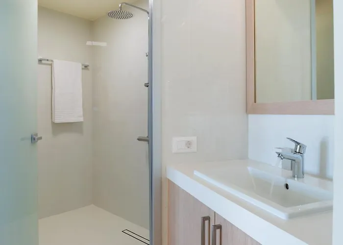 Kormoranos-hydrobates Waterfront La Canée