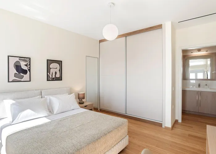 Kormoranos-hydrobates Waterfront La Canea